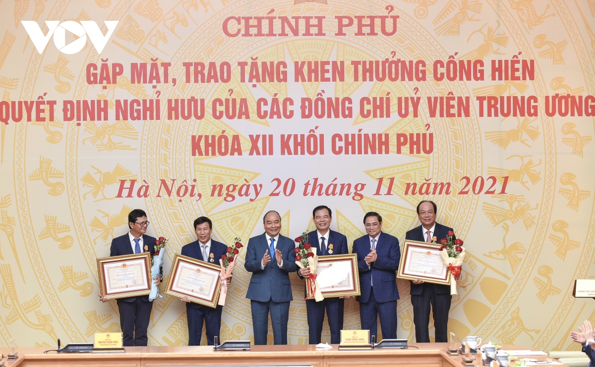 Trao quyết định khen thưởng, nghỉ hưu cho một số thành viên Chính phủ nhiệm kỳ 2016-2021