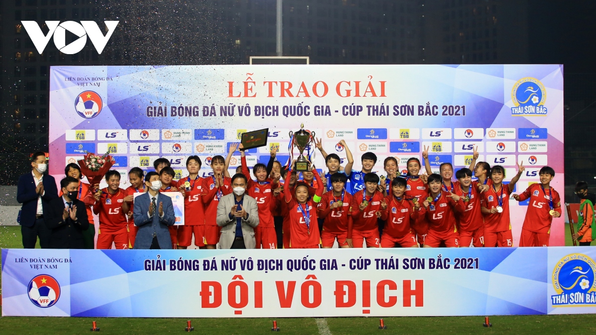 HLV Hàn Quốc nhận thẻ đỏ, Hà Nội ngậm ngùi nhìn TP.HCM đăng quang giải bóng đá nữ VĐQG