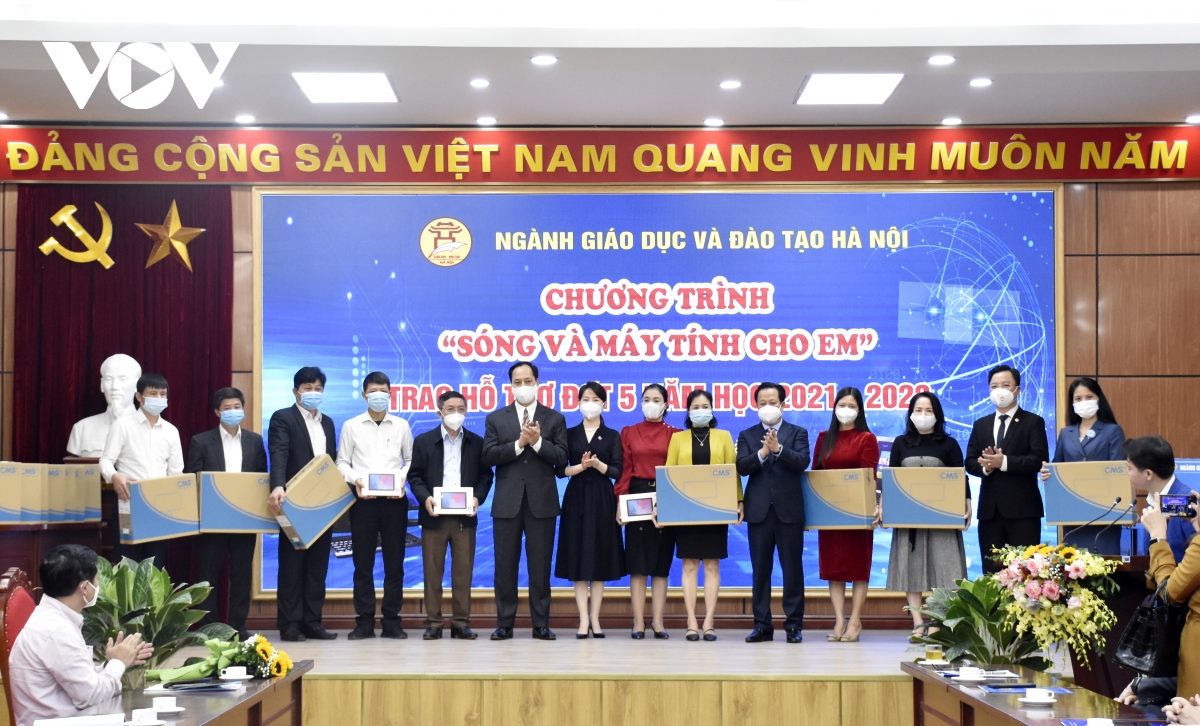 Sở GD-ĐT Hà Nội tiếp nhận và trao tặng 500 máy tính cho học sinh học trực tuyến khó khăn