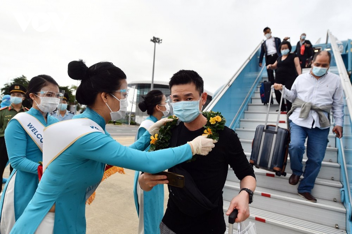 Những vị khách quốc tế đầu tiên xuống sân bay Đà Nẵng