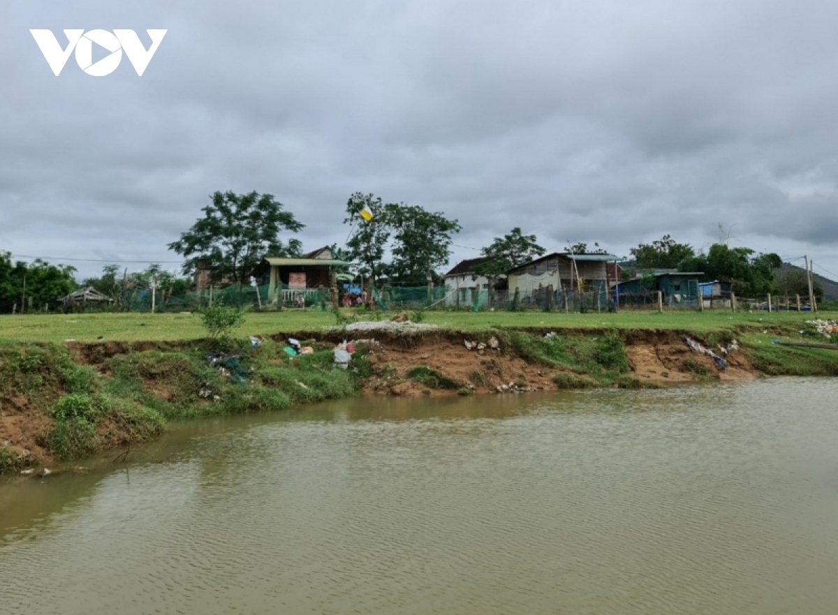 Sau mưa lũ, bờ sông Gianh sạt lở nặng, ảnh hưởng đời sống hàng ngàn người