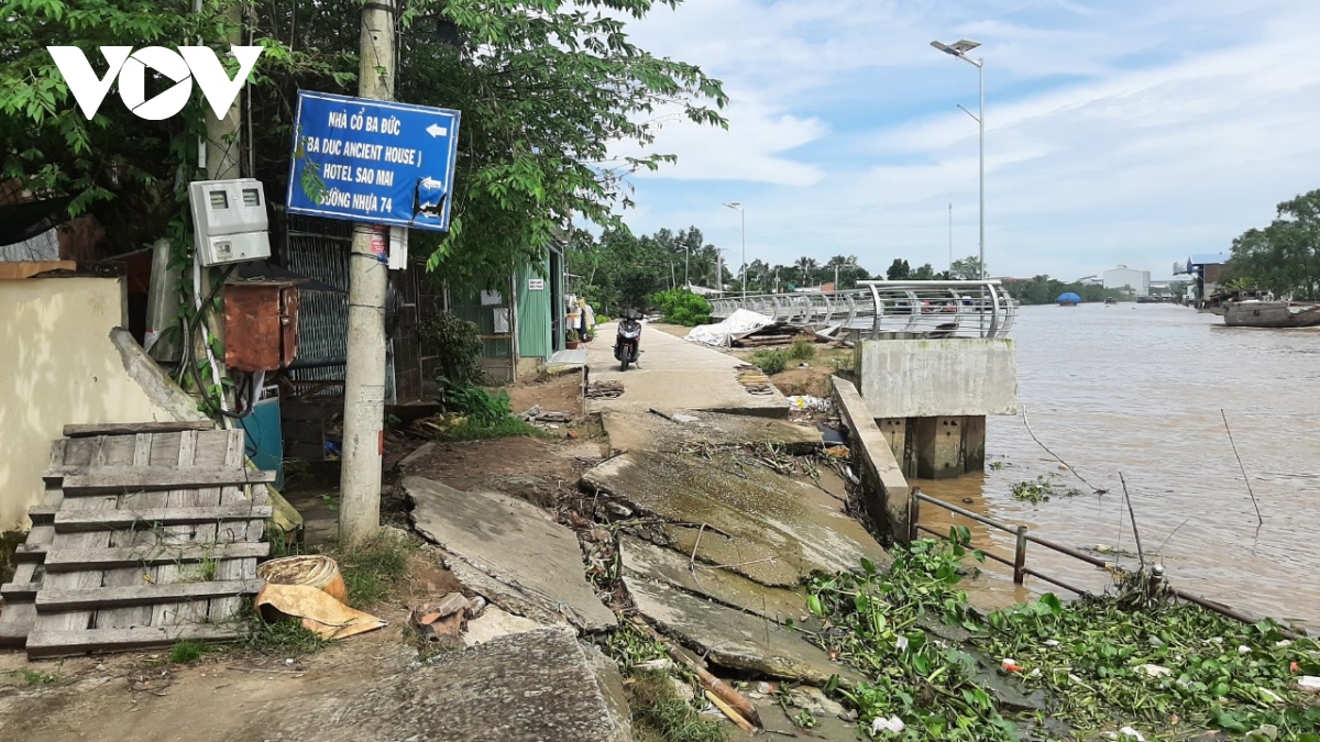 Sạt lở bờ kè tiền tỷ ở Tiền Giang chia cắt đường giao thông lâu ngày chưa được khắc phục