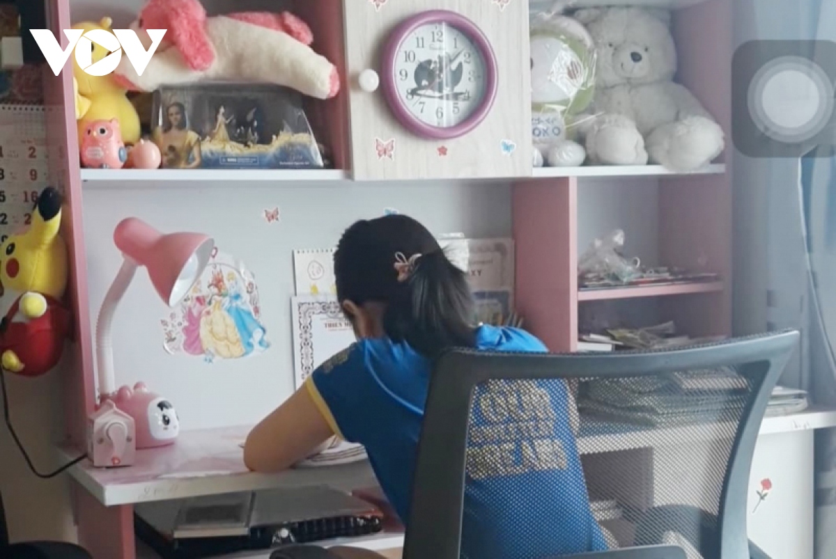 Phụ huynh ở TP.HCM căng thẳng vì con học online