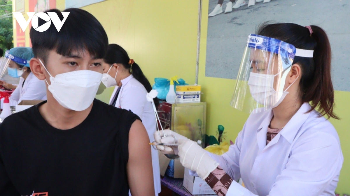 Hơn 48.500 học sinh từ 16-17 tuổi ở Bình Phước được tiêm vaccine phòng COVID-19
