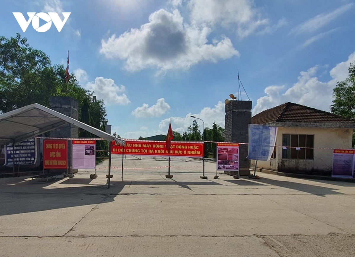 Người dân Quảng Bình tiếp tục chặn cổng nhà máy xi măng, tỉnh tổ chức đối thoại