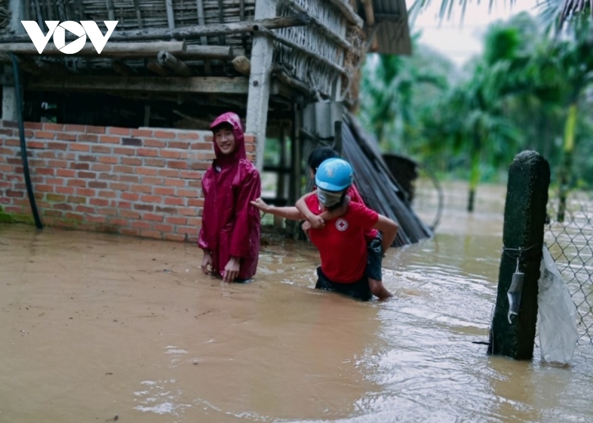 Hàng ngàn ngôi nhà ở Bình Định bị ngập, 1 người bị lũ cuốn trôi