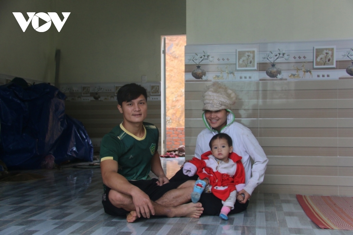 Người dân vùng sạt lở Quảng Nam vui mừng trong ngôi nhà mới