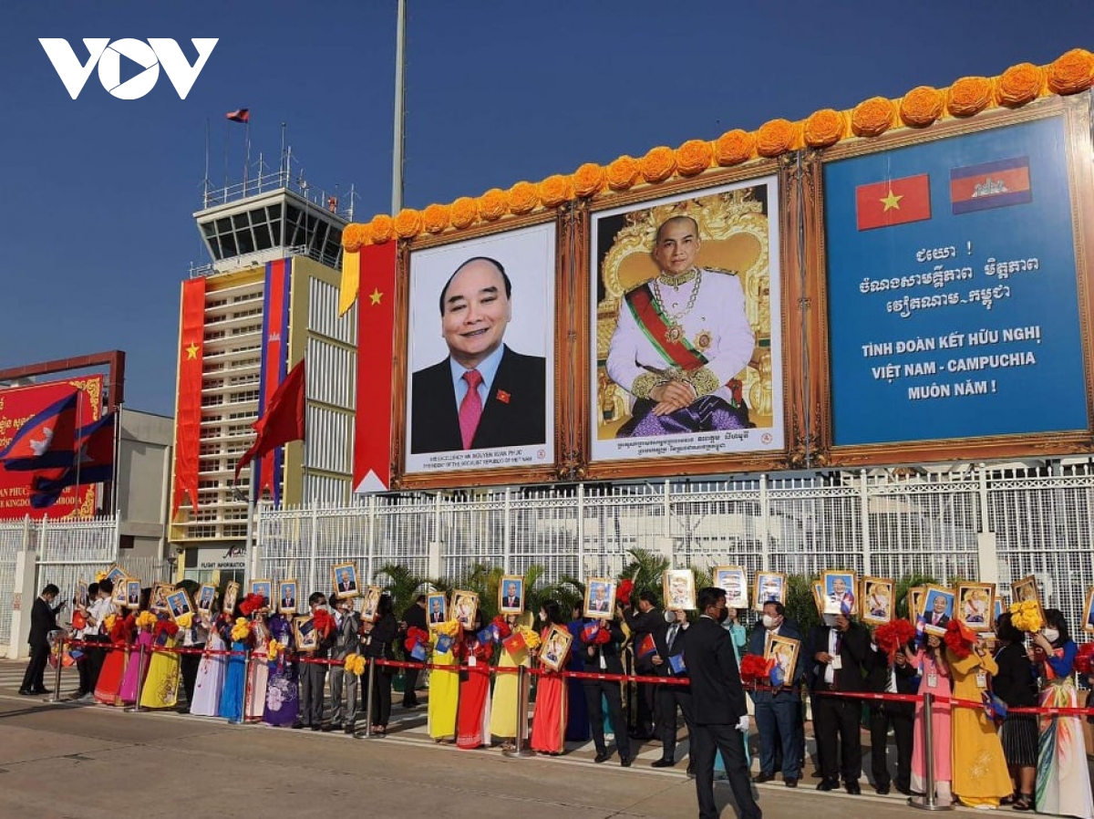 Chủ tịch nước đến sân nay Phnompenh, bắt đầu thăm cấp nhà nước Campuchia