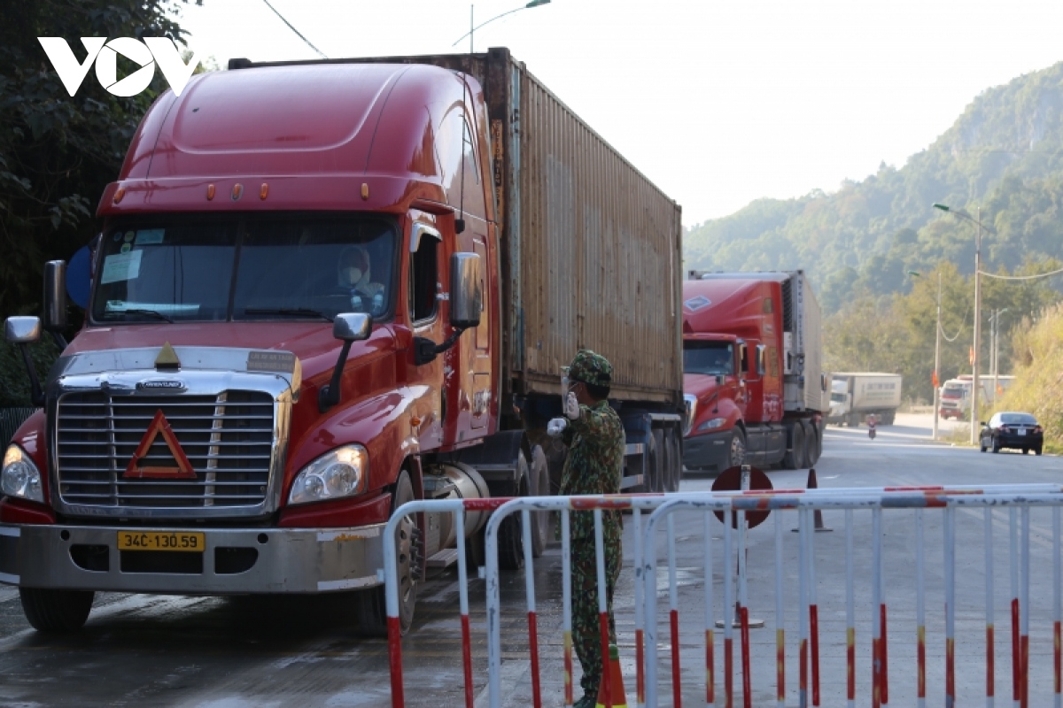 Cửa khẩu Tân Thanh- Lạng Sơn: Lái xe ăn, ngủ tại bến để đợi thông quan