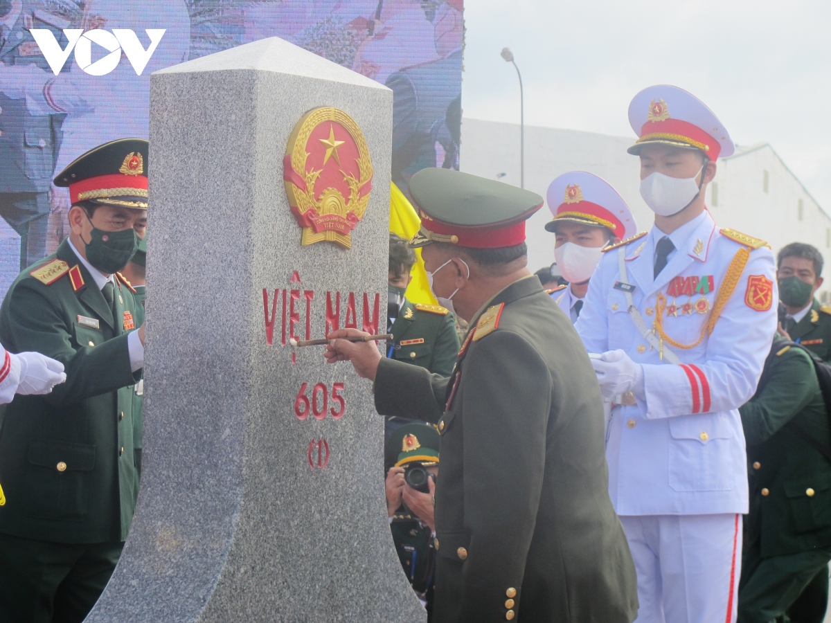 Bộ trưởng Quốc phòng Việt Nam và Lào tô son cột mốc tại cửa khẩu
