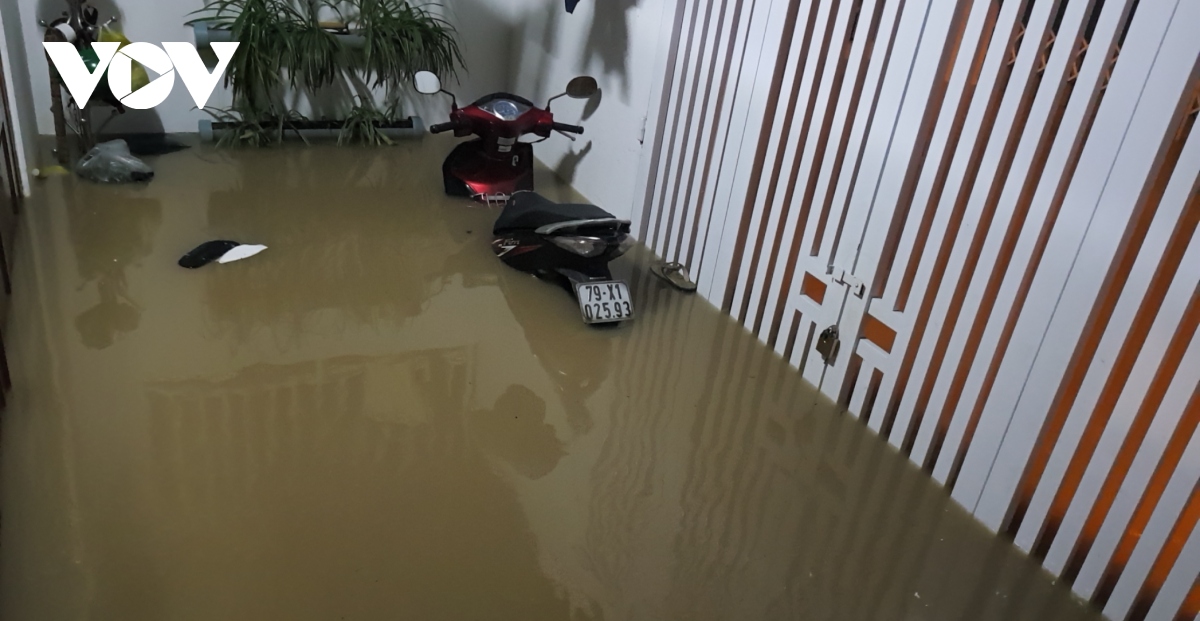 Hàng trăm hộ dân Khánh Hòa bị ngập nhà vì nước lũ dâng cao trong đêm