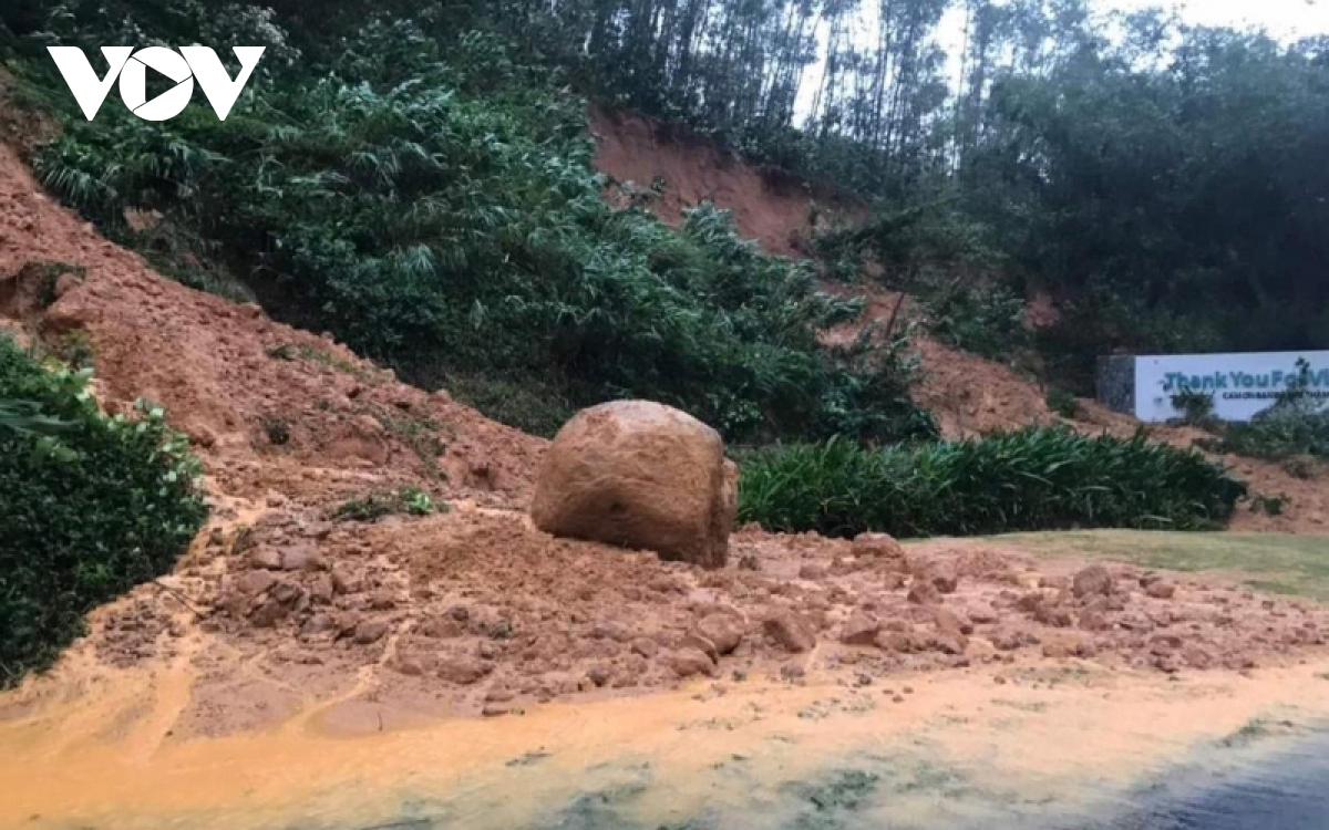 Mưa lớn liên tục gây ngập lụt và sạt lở đất cục bộ ở Thừa Thiên Huế
