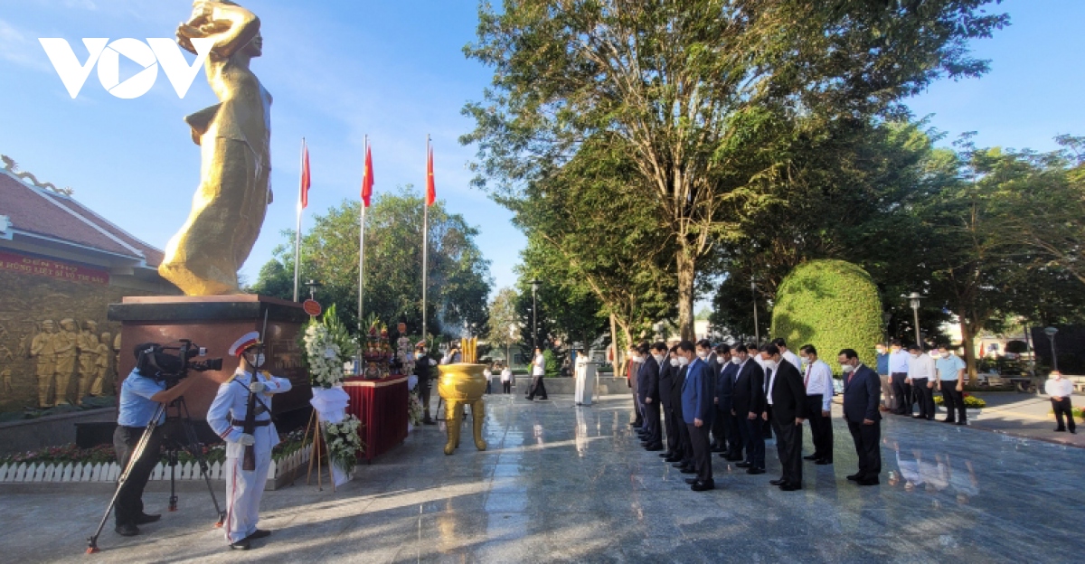 Thủ tướng đặt vòng hoa, thắp hương tưởng niệm Anh hùng, liệt sĩ Võ Thị Sáu