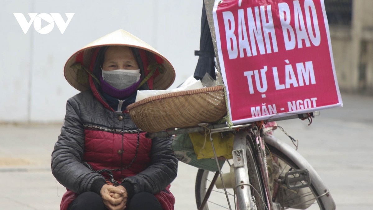 Người Hà Nội mặc kín mít trong tiết trời rét đậm nhất từ đầu mùa