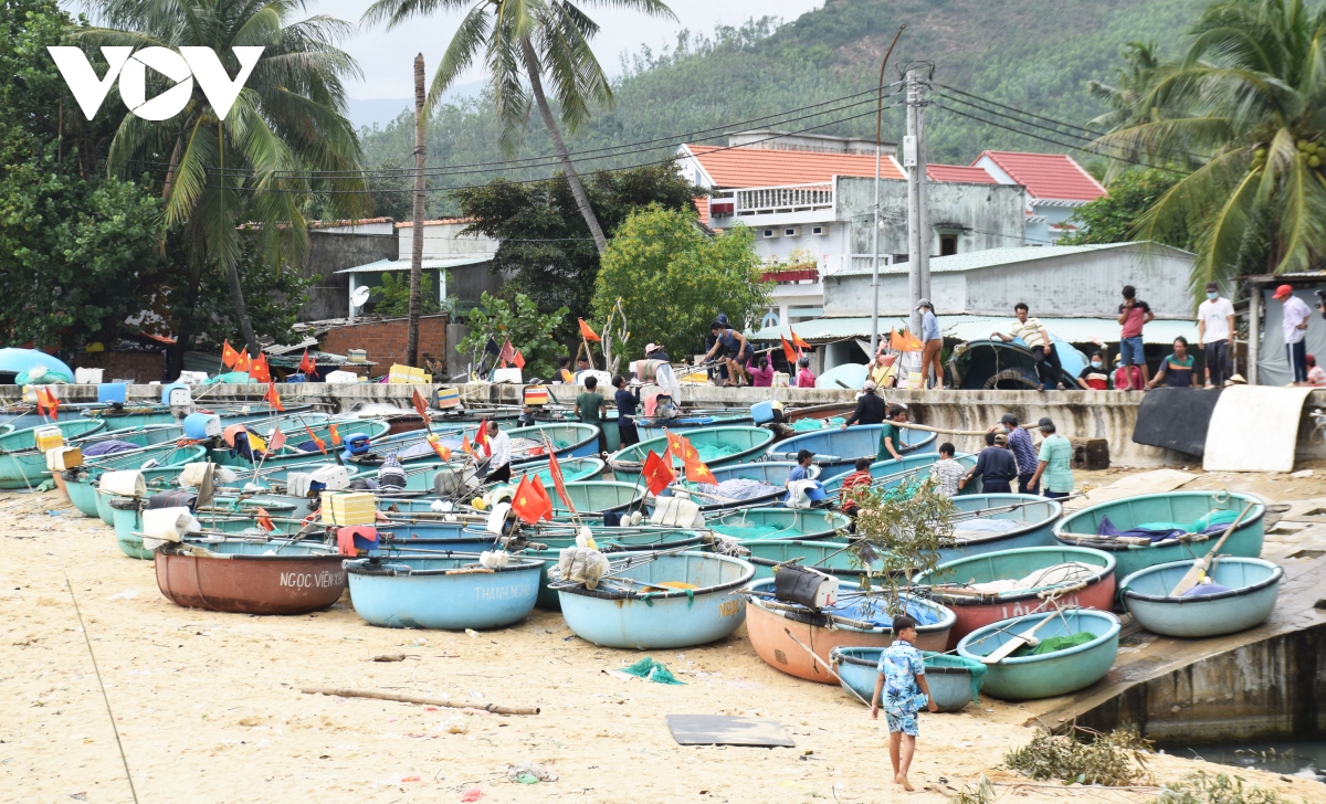 Ngư dân Phú Yên hối hả đưa thuyền thúng lên bờ tránh bão số 9