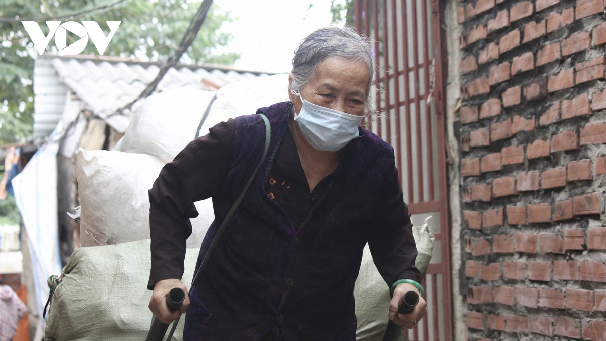 Các cụ già xóm Bụi ở Hà Nội được tiêm đủ 2 mũi vaccine