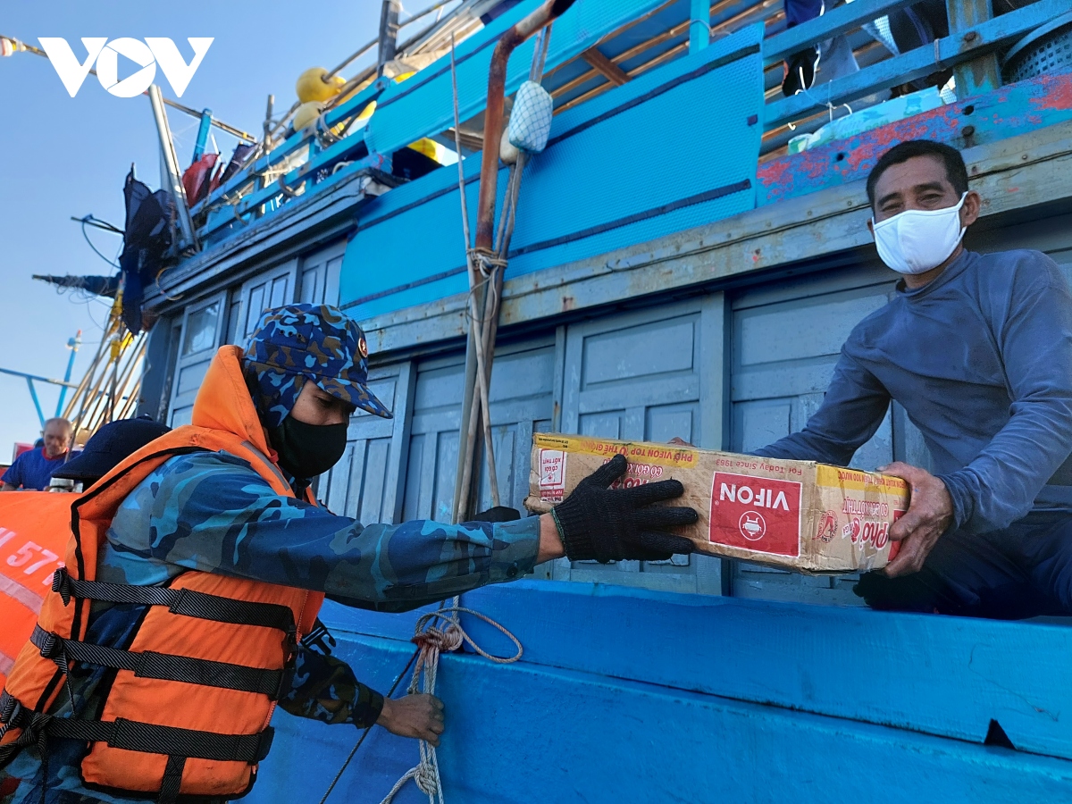 Đảo Nam Yết hỗ trợ lương thực, thực phẩm cho ngư dân tàu cá QNg 90532 TS