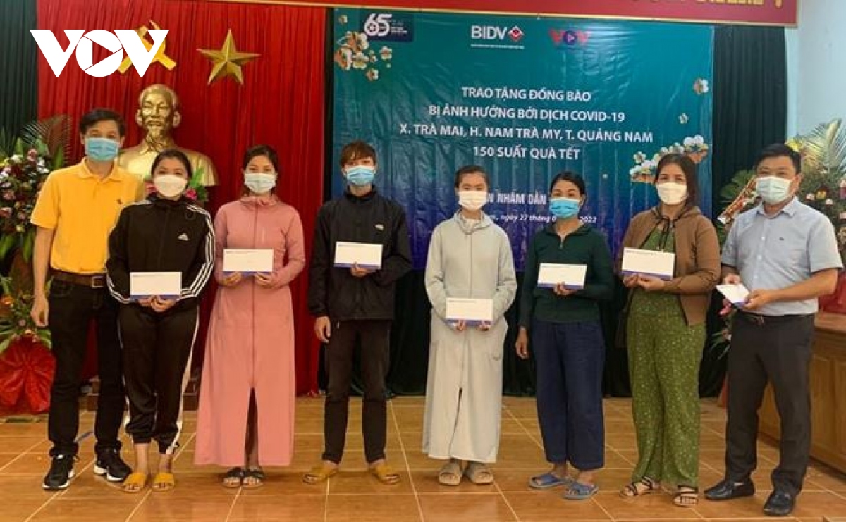 VOV miền Trung phối hợp BIDV trao quà Tết cho đồng bào Cơ Tu ở Quảng Nam