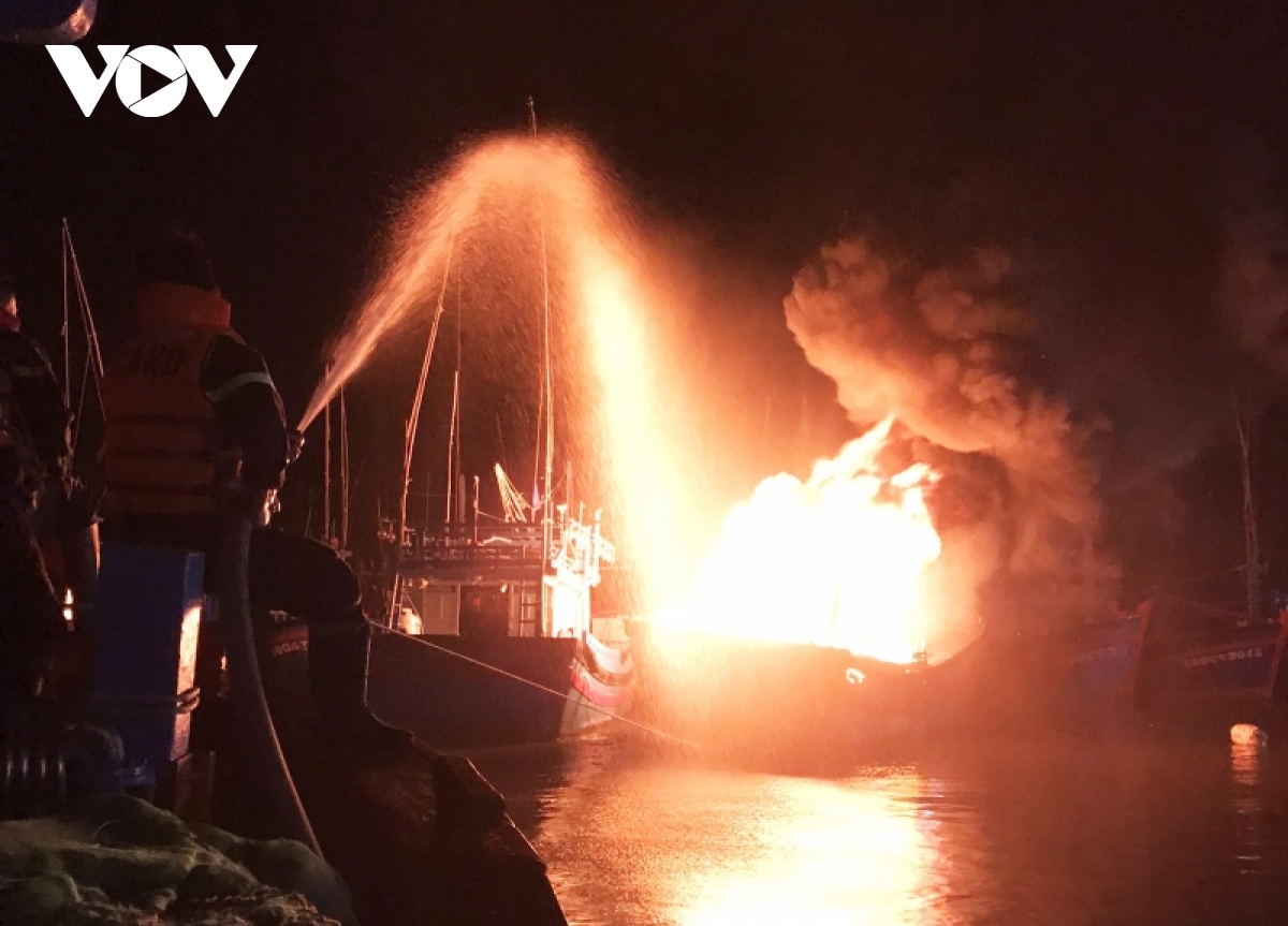 “Bà hỏa” thiêu rụi cabin tàu cá lúc nửa đêm