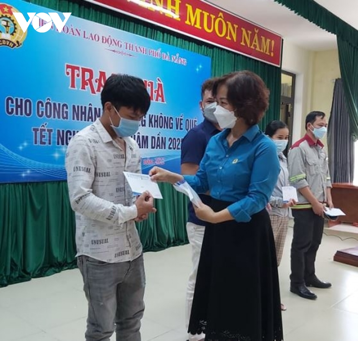 Đà Nẵng trao hơn 1000 suất quà tặng công nhân không về quê ăn Tết