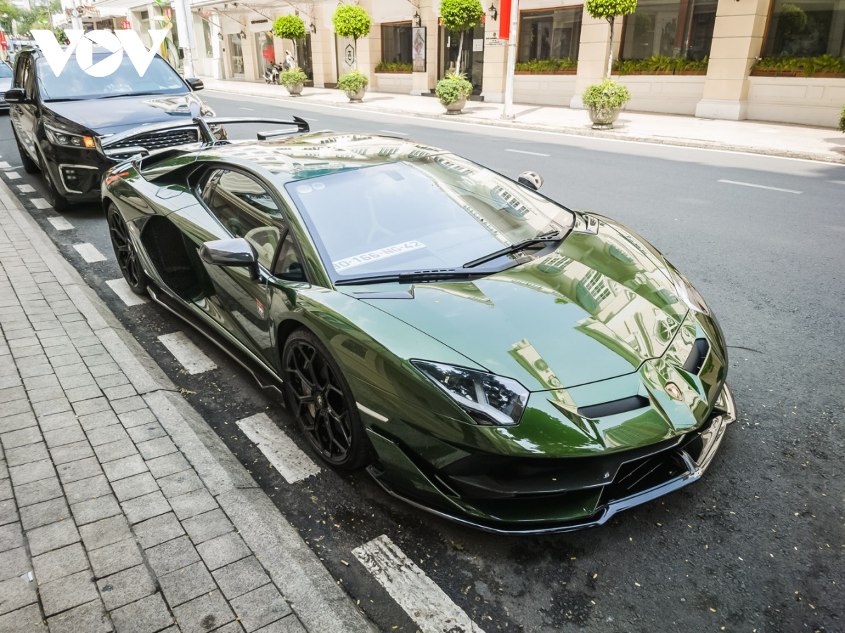 Cận cảnh Lamborghini Aventador SVJ màu độc trên phố Sài Gòn