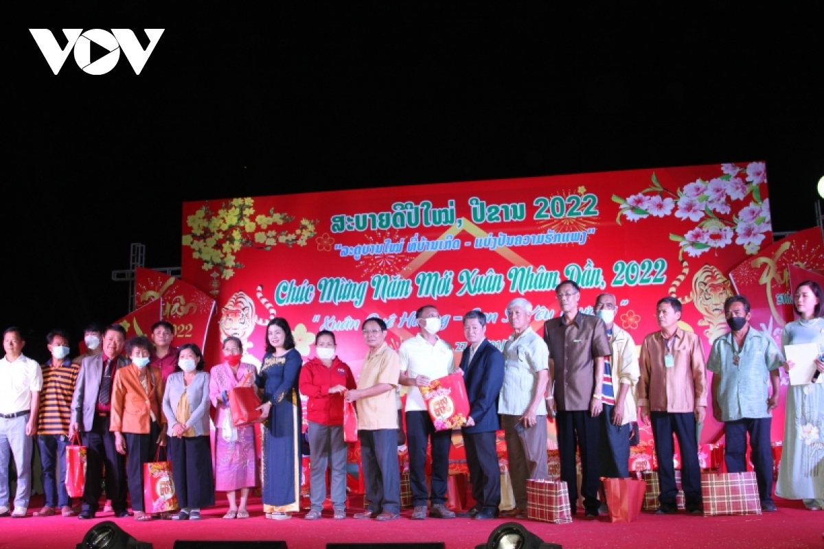 Cộng đồng người Việt tại Lào trao quà Tết cho bà con kiều bào