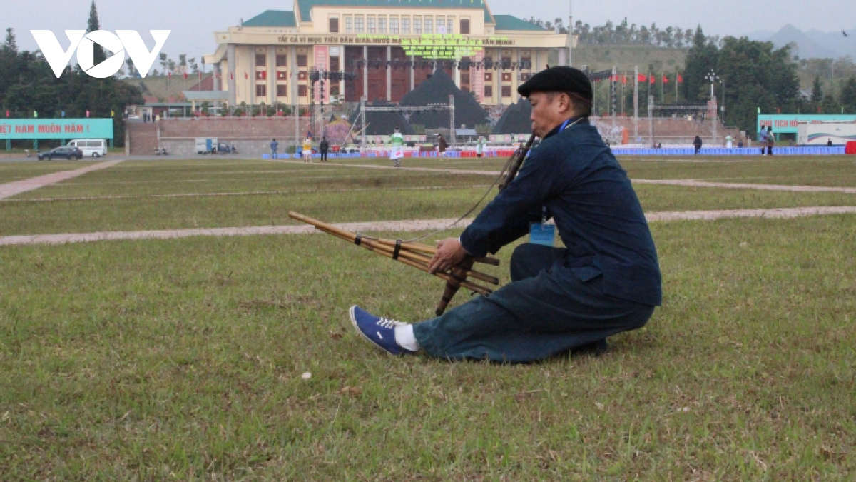 Đầu xuân gặp gỡ thầy giáo Lý Hồng Quân-Người thổi hồn khèn Mông