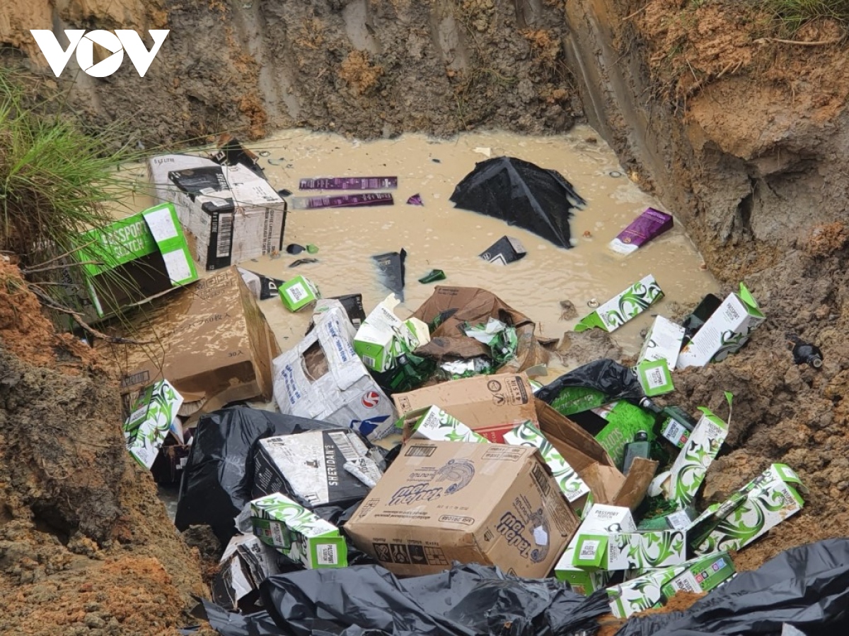 Hàng ngàn chai rượu ngoại Chivas, Balantine, Macallan… được tiêu hủy ở bãi rác