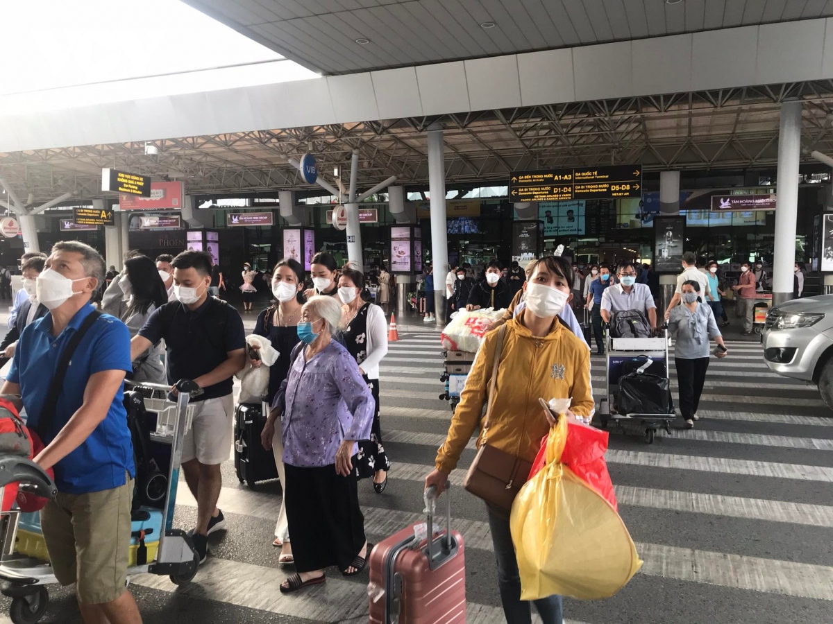 “Nóng” ở sân bay Tân Sơn Nhất, Bộ GTVT họp khẩn để “hạ nhiệt”