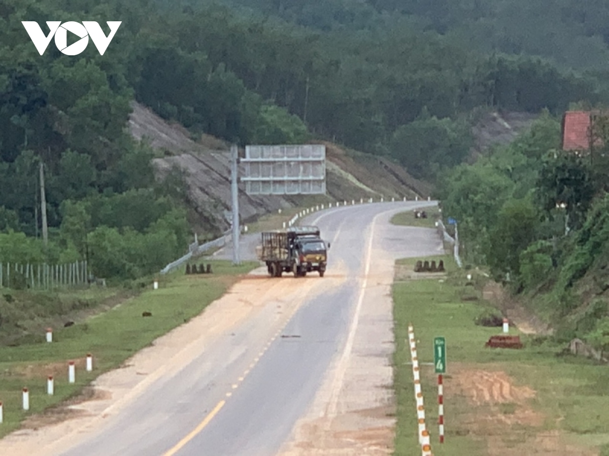 Nhiều người tự ý tháo dỡ hàng rào cao tốc La Sơn-Túy Loan để đi lại
