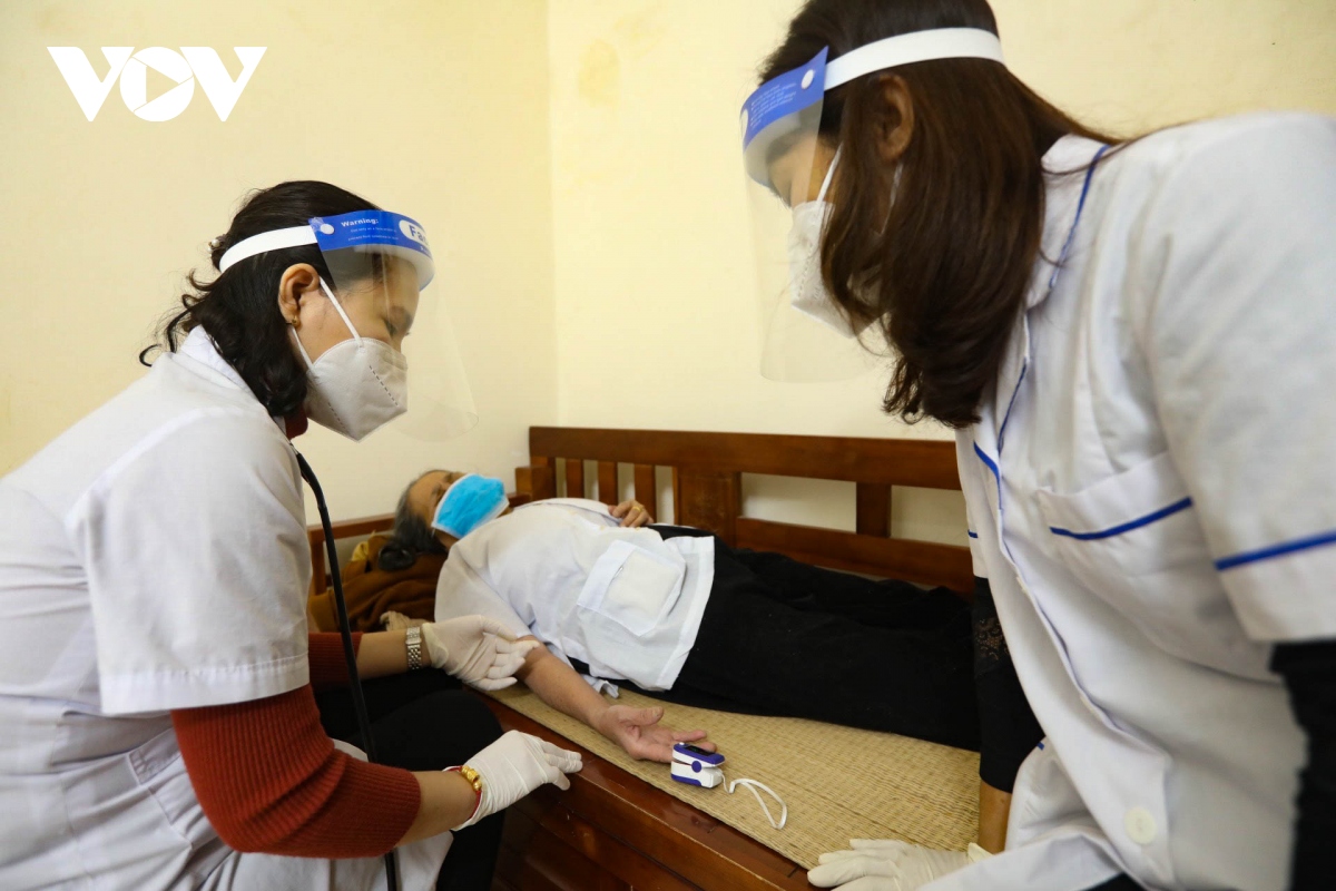 Nhân viên y tế Hà Nội đến tận nhà tiêm vaccine cho người cao tuổi