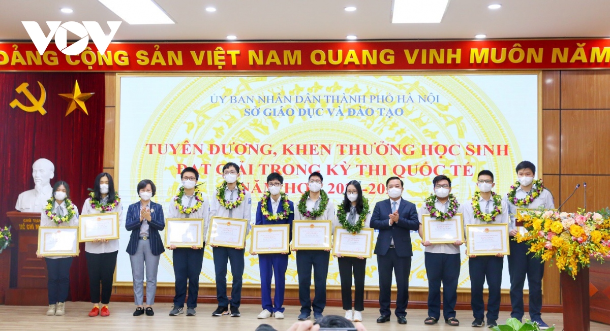 Hà Nội tuyên dương 39 học sinh xuất sắc trong các kỳ thi quốc tế năm 2021