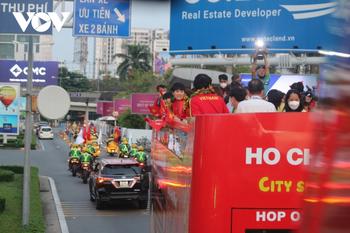 ĐT nữ Việt Nam được người hâm mộ chào đón nồng nhiệt ở TP.HCM