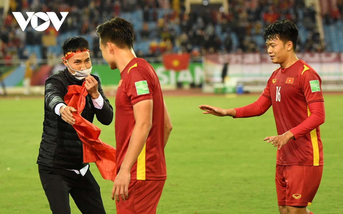 CĐV quá khích chạy xuống sân ăn mừng cùng ĐT Việt Nam sau trận thắng Trung Quốc
