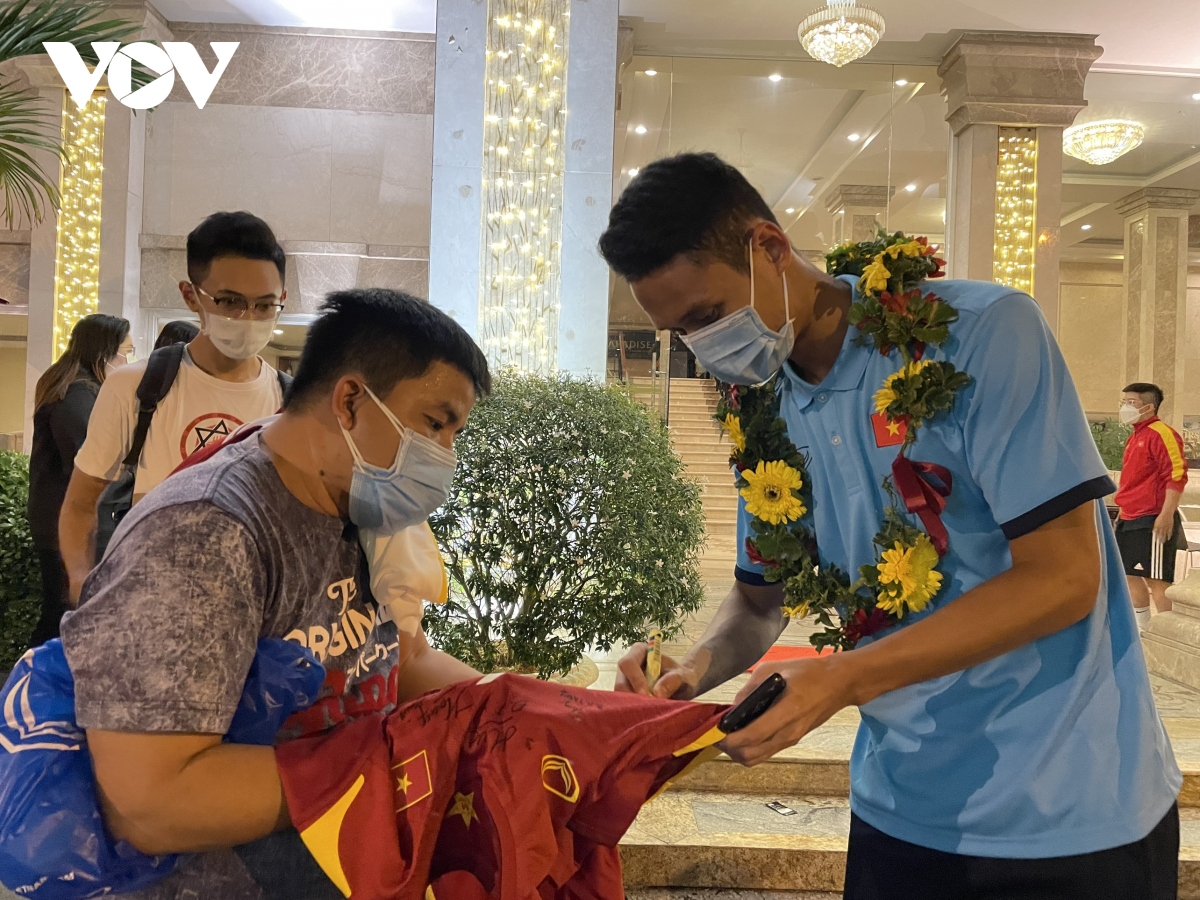 Người hâm mộ nồng nhiệt chào đón U23 Việt Nam trở về TP.HCM