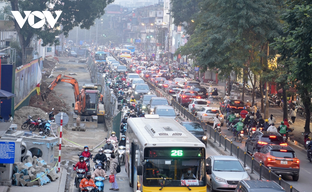 Công trường cầu vượt Phạm Ngọc Thạch-Chùa Bộc ngổn ngang, gây ách tắc giao thông