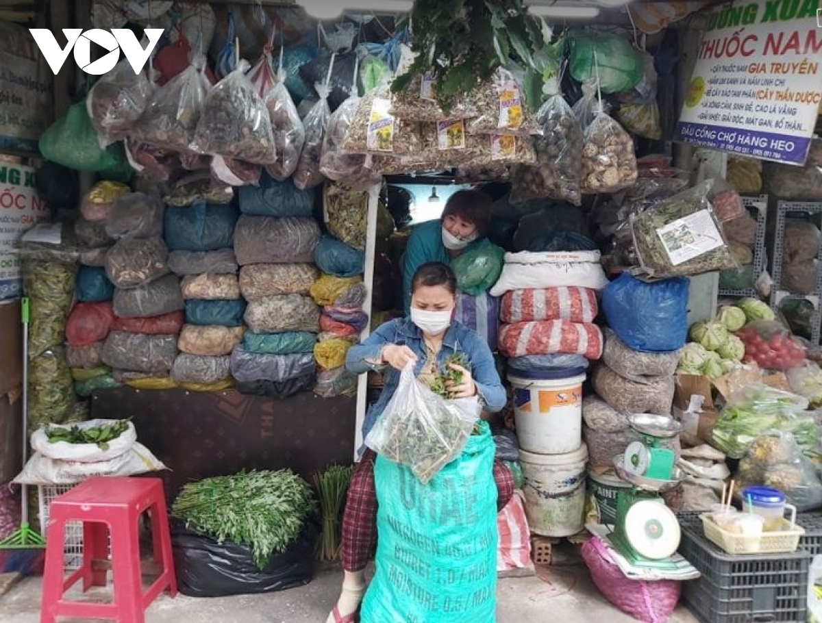 Người dân Đà Nẵng đổ xô mua lá xông phòng ngừa dịch Covid-19
