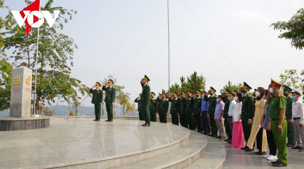 Chào cờ chủ quyền sáng mùng 1 tại cột mốc biên giới Việt Nam-Lào-Campuchia