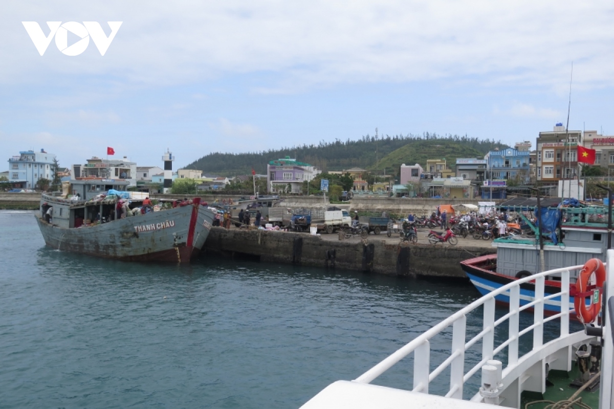 Quảng Ngãi tạm dừng tuyến vận tải Sa Kỳ-Lý Sơn, kiểm soát chặt tàu cá ra khơi