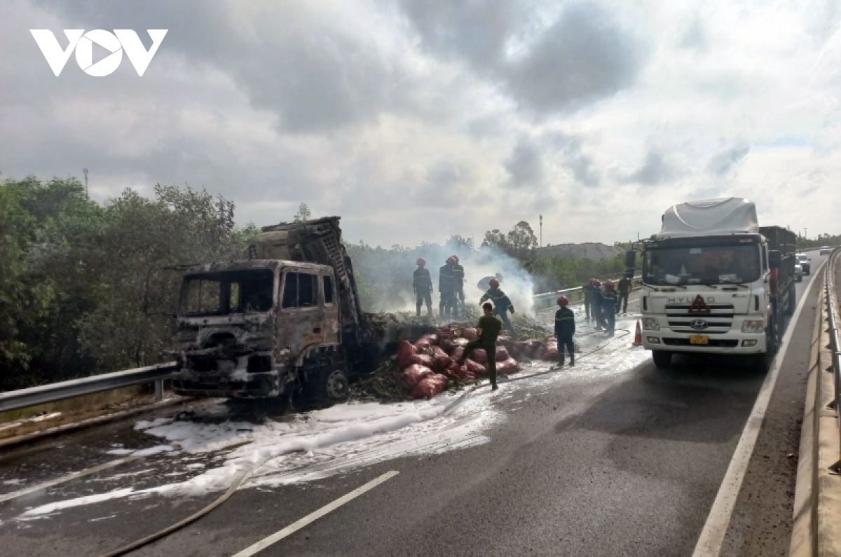 Xe tải bốc cháy trên tuyến cao tốc Đà Nẵng- Quảng Ngãi