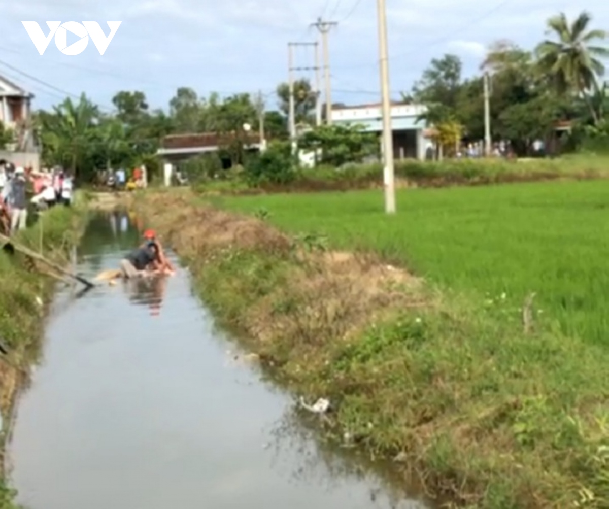 Tìm thấy thi thể cô gái dưới kênh mương sau 3 ngày mất tích