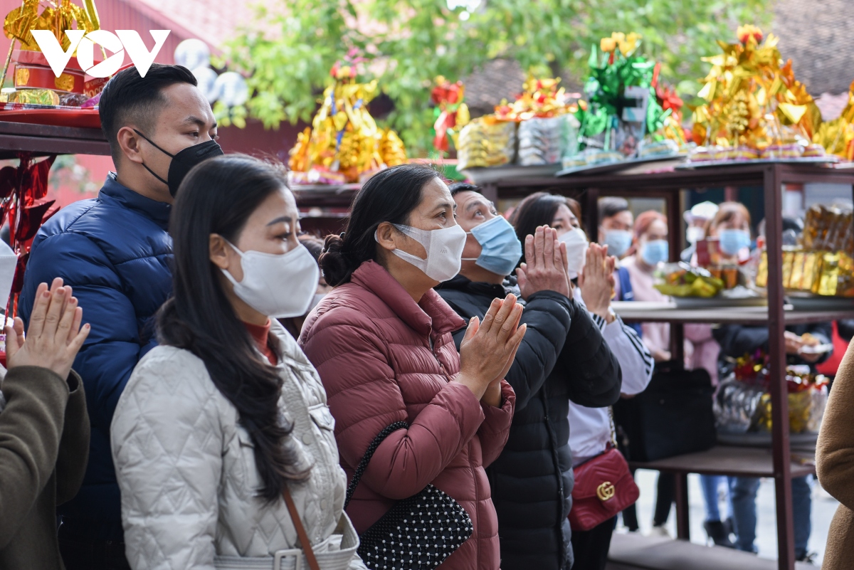 Dòng người nô nức kéo về đền Bà Chúa Kho "vay tiền"