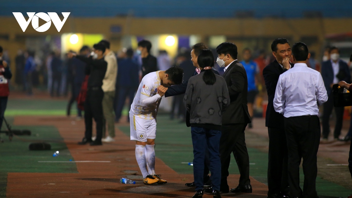 Quang Hải cúi đầu cảm ơn bầu Hiển sau trận đấu chói sáng cho Hà Nội FC