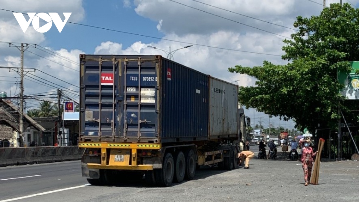 Xe container va chạm xe gắn máy làm một người tử vong