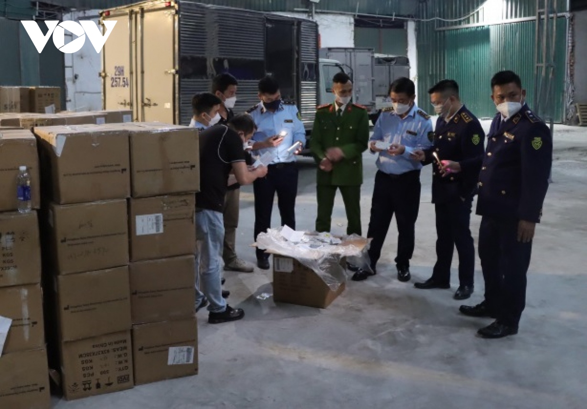 Phát hiện lô kit xét nghiệm, tân dược “khủng” nghi nhập lậu tại Hà Nội