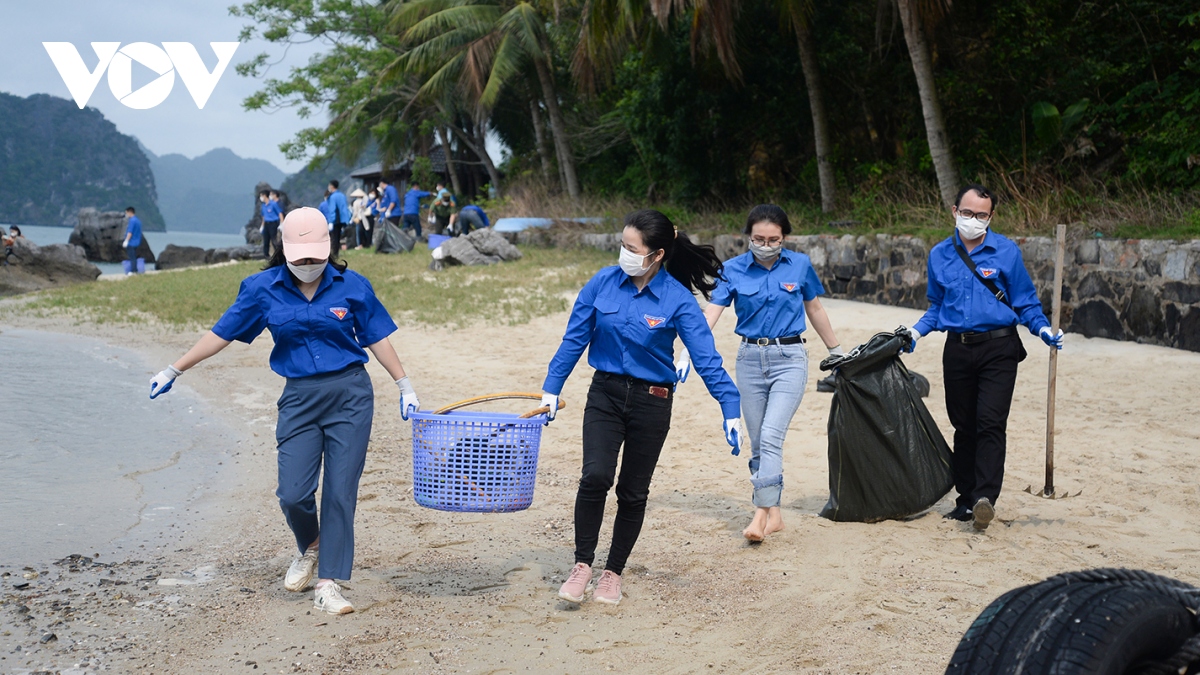 Đoàn viên VOV Đông Bắc phối hợp làm sạch môi trường Di sản thế giới