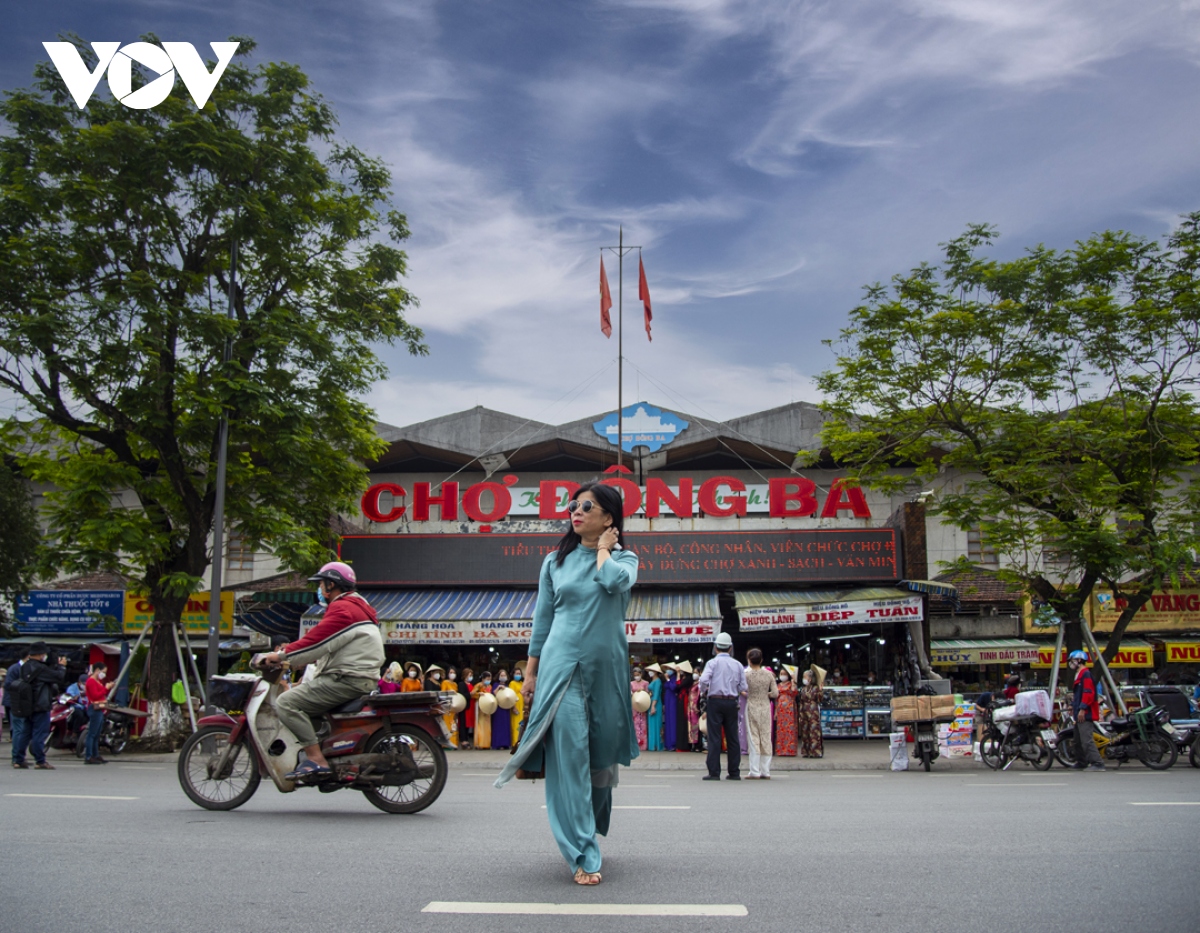 Chị em tiểu thương chợ Đông Ba (Huế) diện áo dài niềm nở đón du khách gần xa