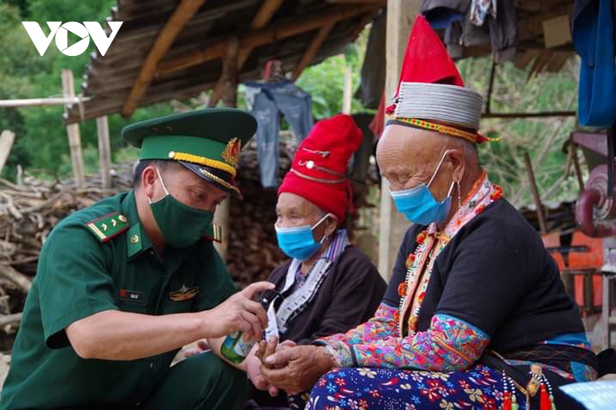 Thầy thuốc quân hàm xanh chung tay đẩy lùi Covid-19 nơi vùng cao, biên giới