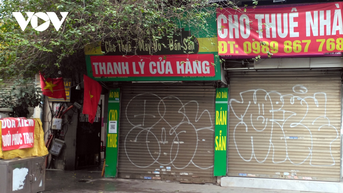 Ế ẩm vì Covid, hàng loạt cửa hàng ở Hà Nội treo biển cho thuê