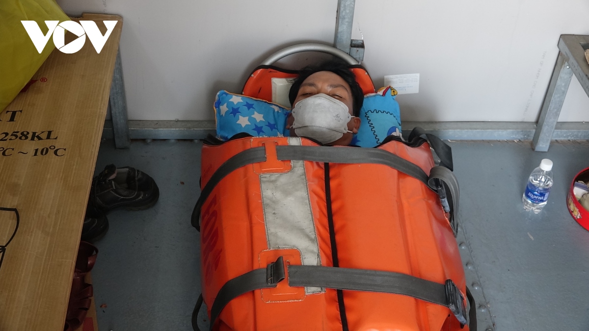 Cứu nạn ngư dân bị tai nạn khi đang đánh bắt trên vùng biển Hoàng Sa
